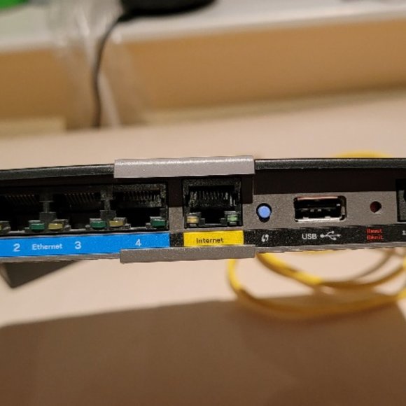 Cisco Linsksy EA4500 Dual Band Wi-Fi Wireless Router - Picture 4 of 4